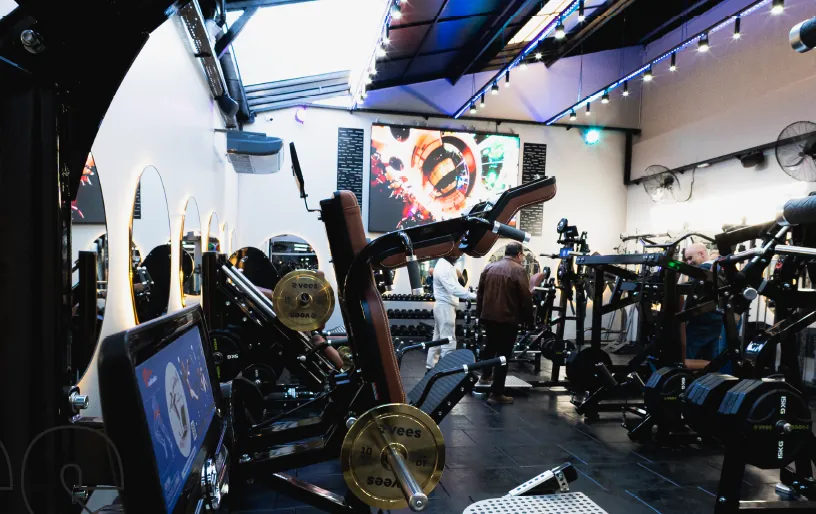 Sala de musculación de ONE GYM con equipamiento importado