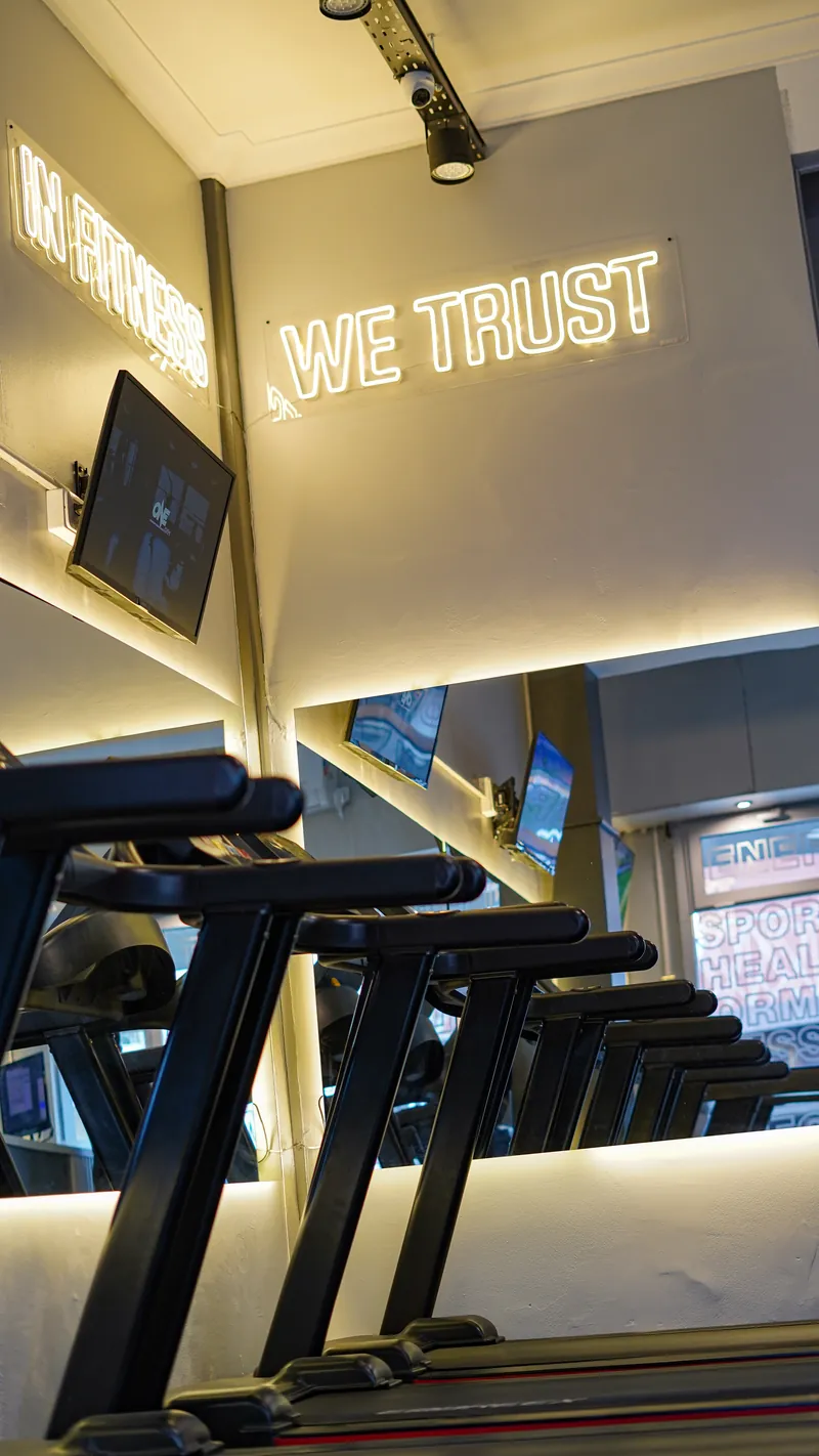 Cartel de neón In Fitness We Trust en ONE GYM Tapiales