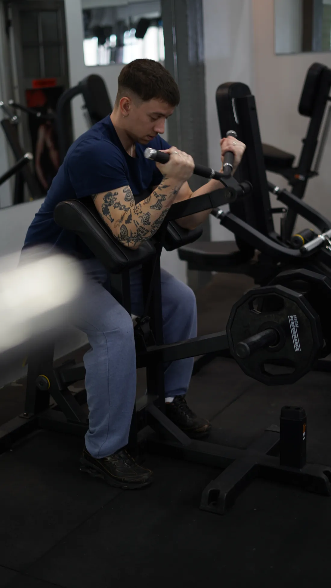 Socio entrenando en la sala de musculación de ONE GYM Tapiales